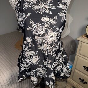 St. John's Bay Black and White metallic gold Floral Tankini swim top Sz 12